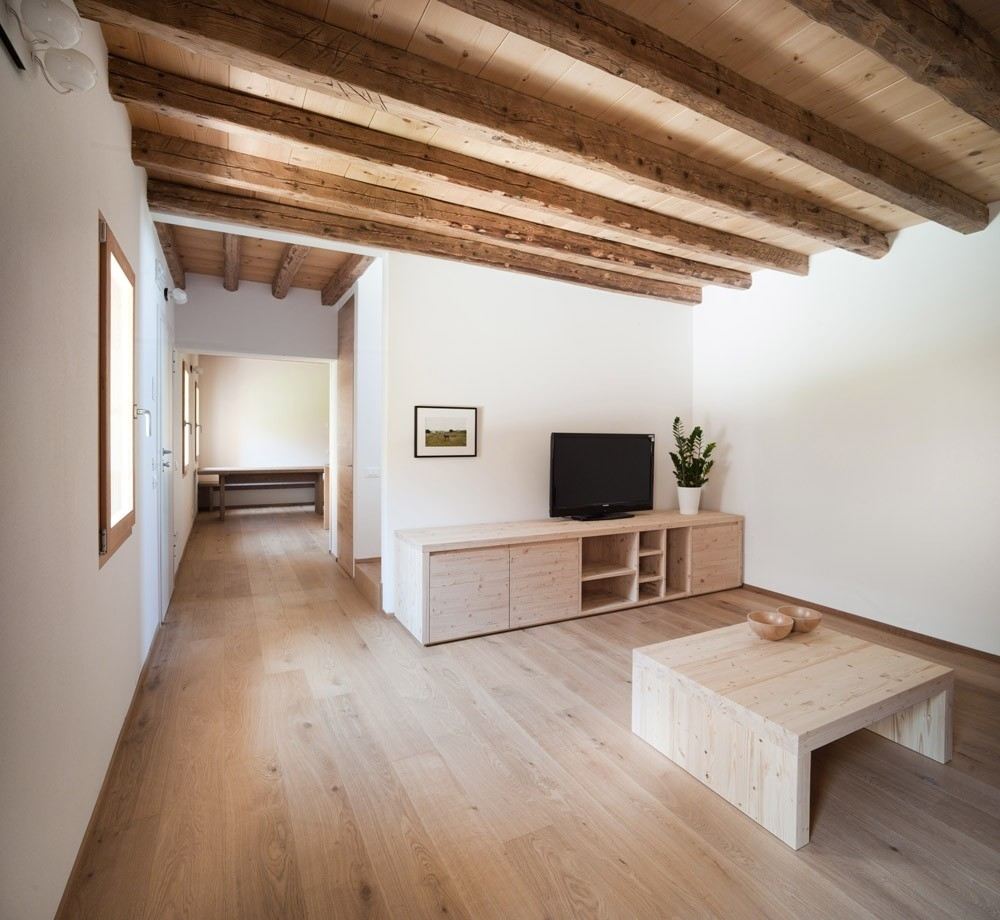 Soggiorno con muro in pietra: prisma cucine maestri del legno ...