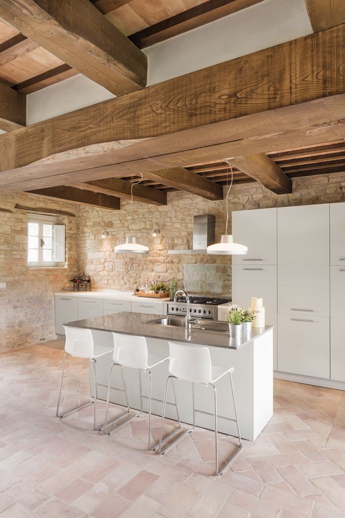 Pittura pareti cucina bianca: la zona living comprende una moderna ... Pittura moderna pareti