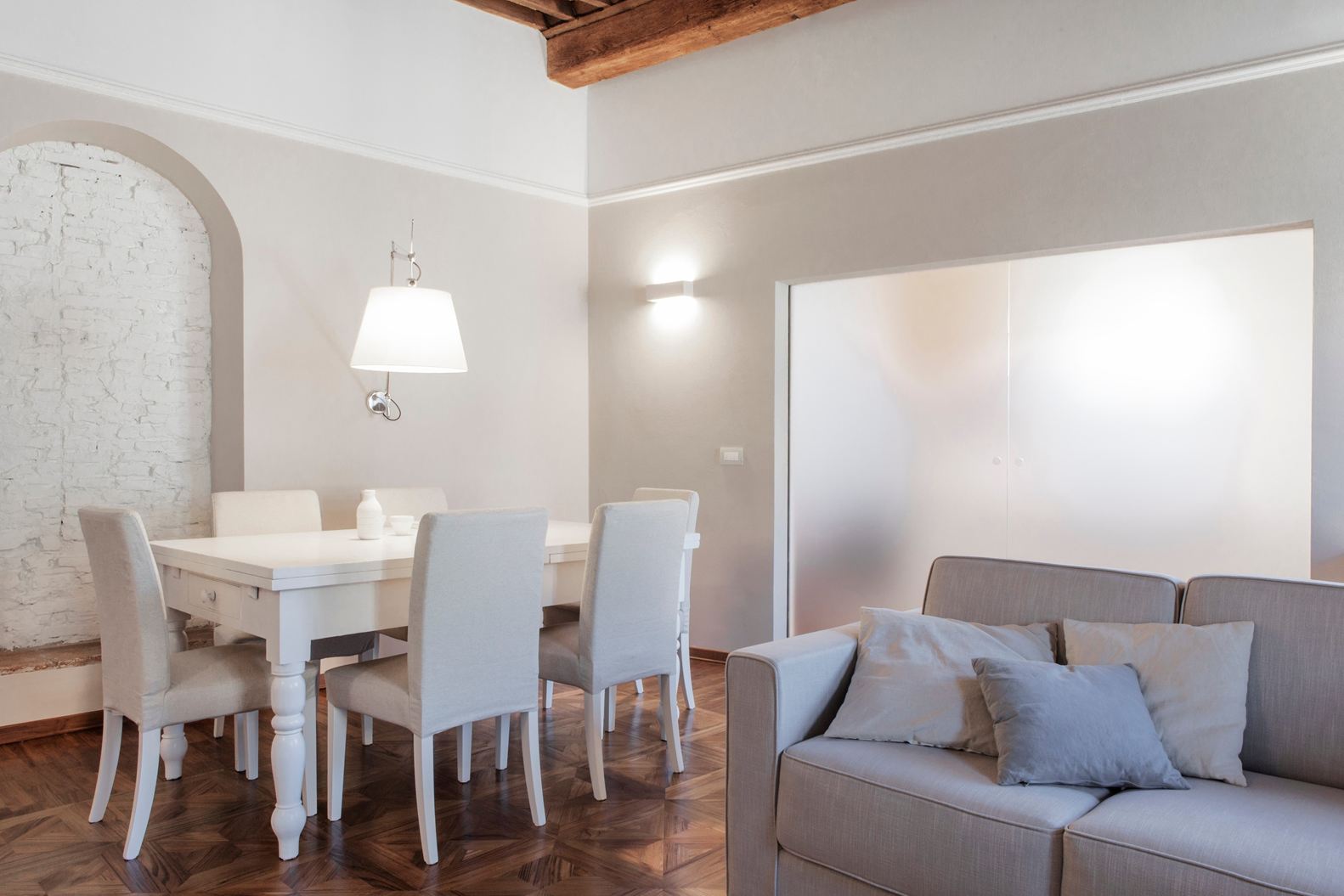 Soggiorno con travi in legno: protagonisti travi e pilastri ... Letto castello fadda fai da te