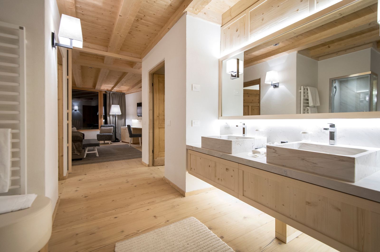 Bagno con soffitto in legno: da cascina a casa chic con travi ...