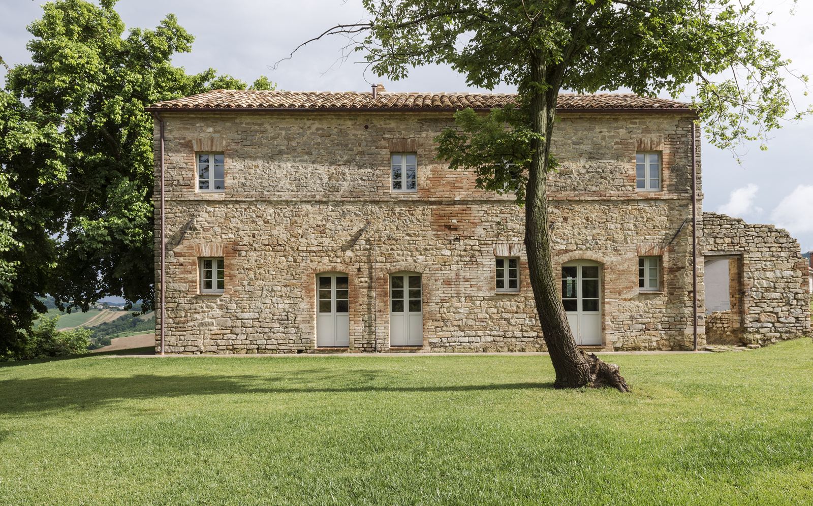 Esterni casa colori: una casa moderna in un borgo antico mansarda ... Case bellissime esterni