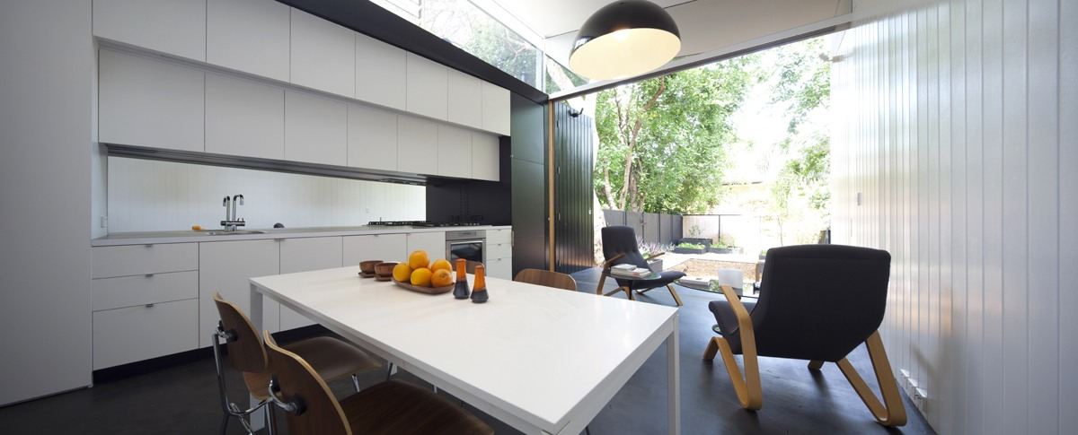Un luminoso loft con giardino mansarda.it Bagno con vetrata su giardino