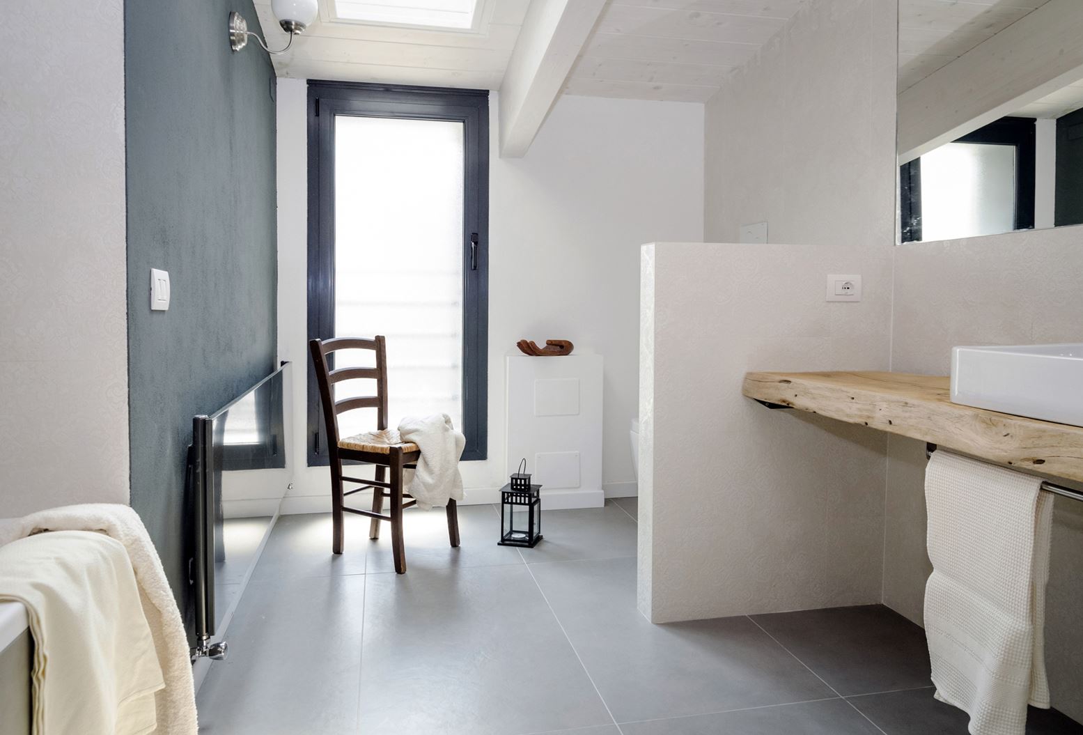 Bagno con soffitto in legno: da cascina a casa chic con travi ...