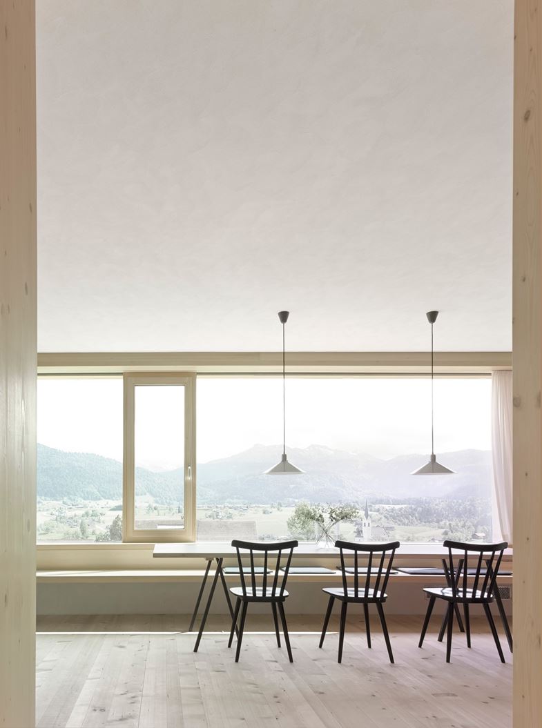 Una casa in legno con ampie vetrate mansarda.it