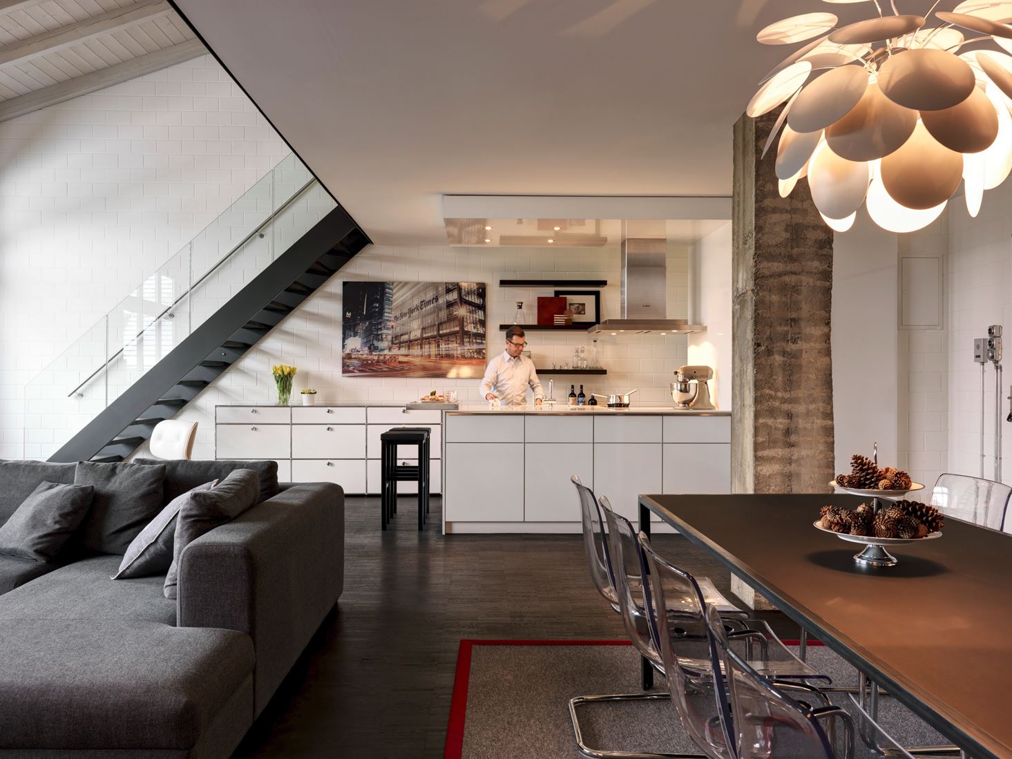 Un loft con un suggestivo tetto in legno mansarda.it