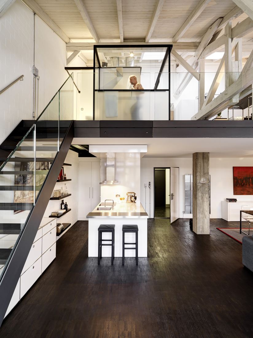 Un loft con un suggestivo tetto in legno mansarda.it