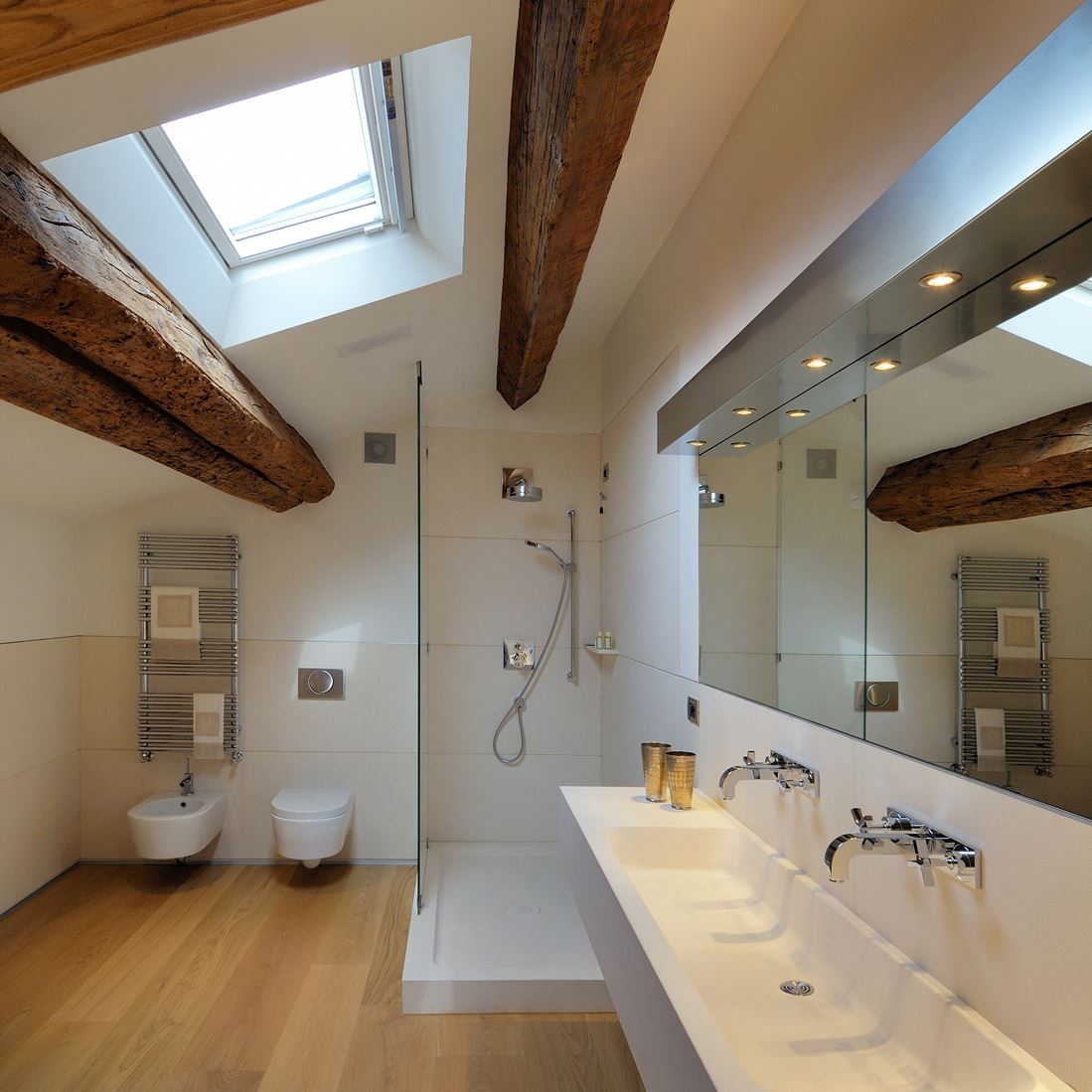 Bagno con soffitto in legno: da cascina a casa chic con travi ... Arredare taverna con boiserie in parquet