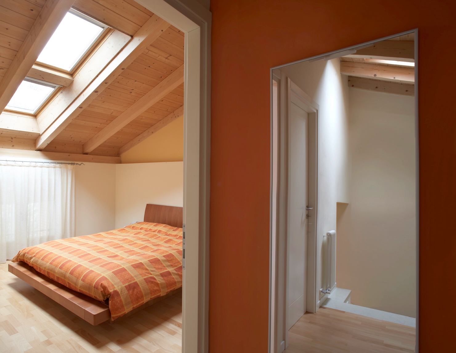 Tetto in legno per una mansarda luminosa e accogliente casa luce Tetto in legno interno