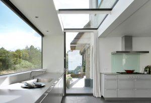 Cucina con vetrata