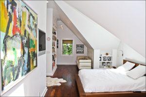 Camera da letto con libreria