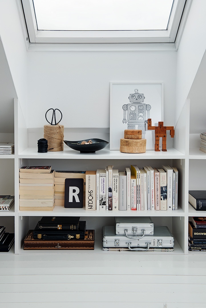 sloped-ceiling-storage-solution.-details.