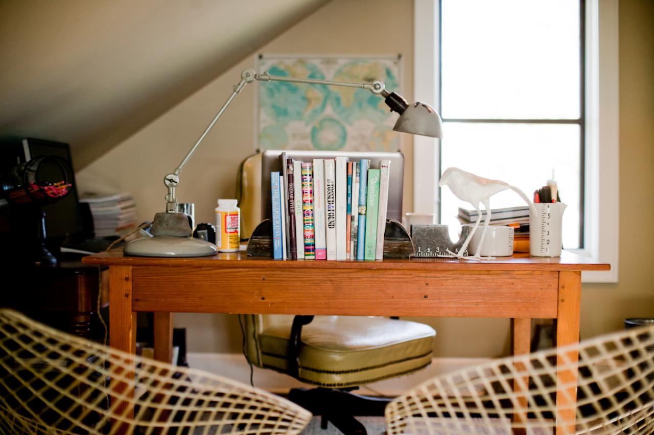 MR_Chancey-attic-desk_s4x3.jpg.rend.hgtvcom.1280.853