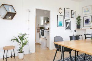 cucina vista dalla sala da pranzo