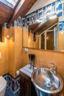 bagno con finestra da tetto