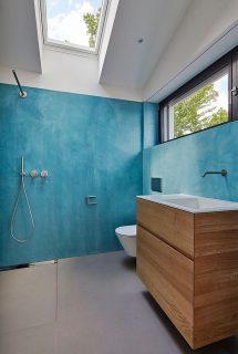bagno con finestra da tetto