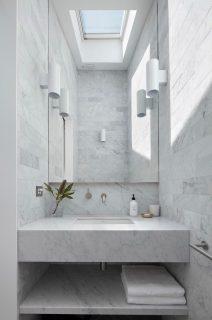 bagno con finestra da tetto