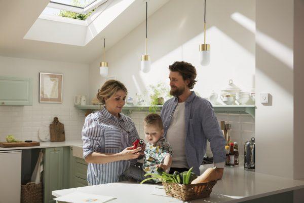 Una cucina illuminata dalla luce naturale