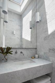 bagno con finestra da tetto