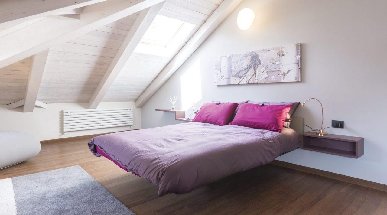 Camera da letto in mansarda con luce naturale