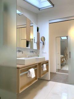 bagno con finestra per tetti
