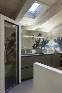 bagno con finestra per tetti