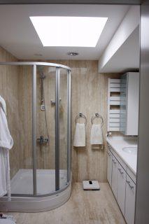 bagno con tetto piano
