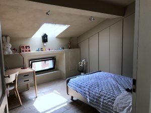 camera da letto con finestra per tetti