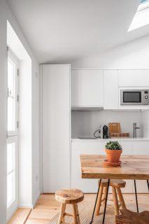 cucina con finetra per tetti