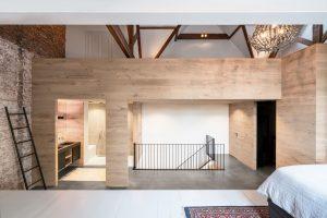 corridoio con bagno e scala