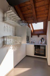 cucina con finestra per tetti
