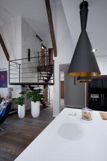 ingresso con piante e scala