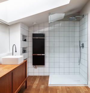 bagno con finestra per tetti