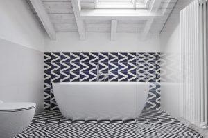 bagno in mansarda con finestra