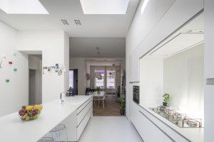cucina con due finestre