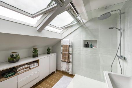 bagno con finestre aperte