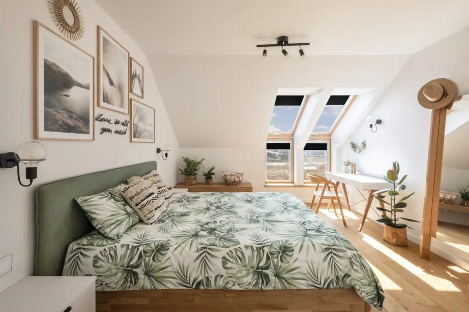 bonus infissi 2025 senza ristrutturazione: camera da letto in stile nordico in mansarda
