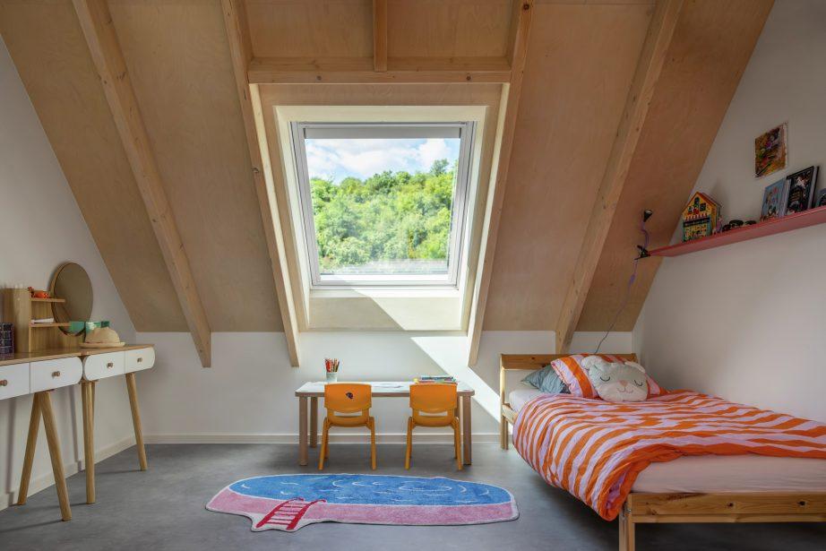 cameretta con tetto in legno