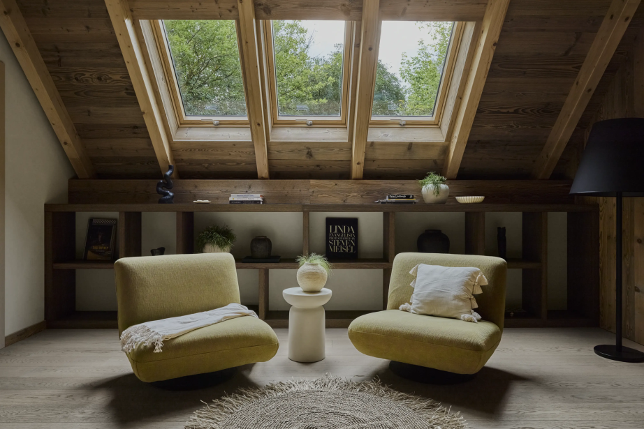 salotto con tetto in legno