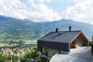 casa in montagna con tetto in metallo marrone e finestra sul tetto