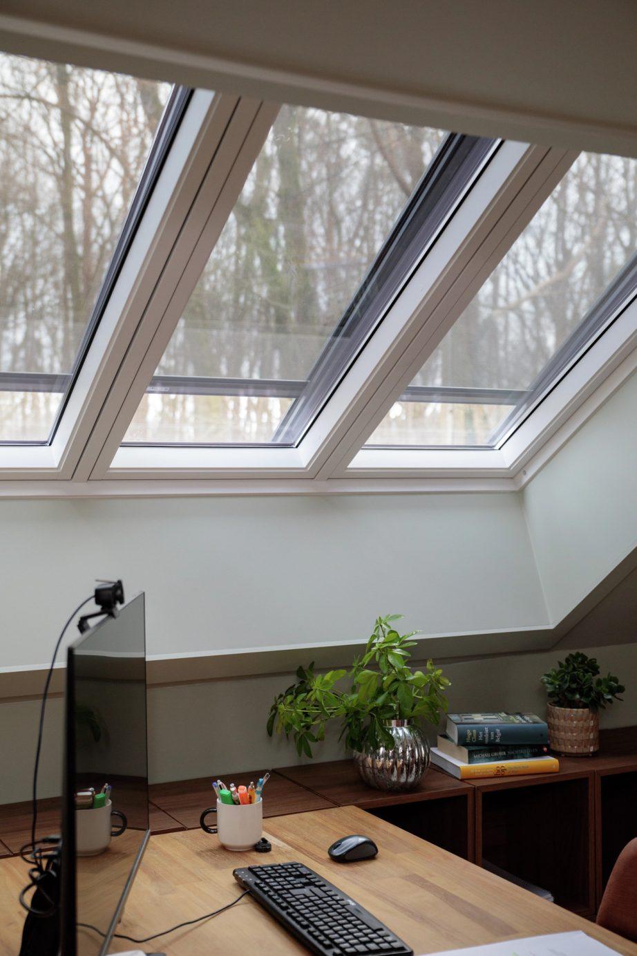 studio in mansarda con tre finestre per tetti VELUX affiancate